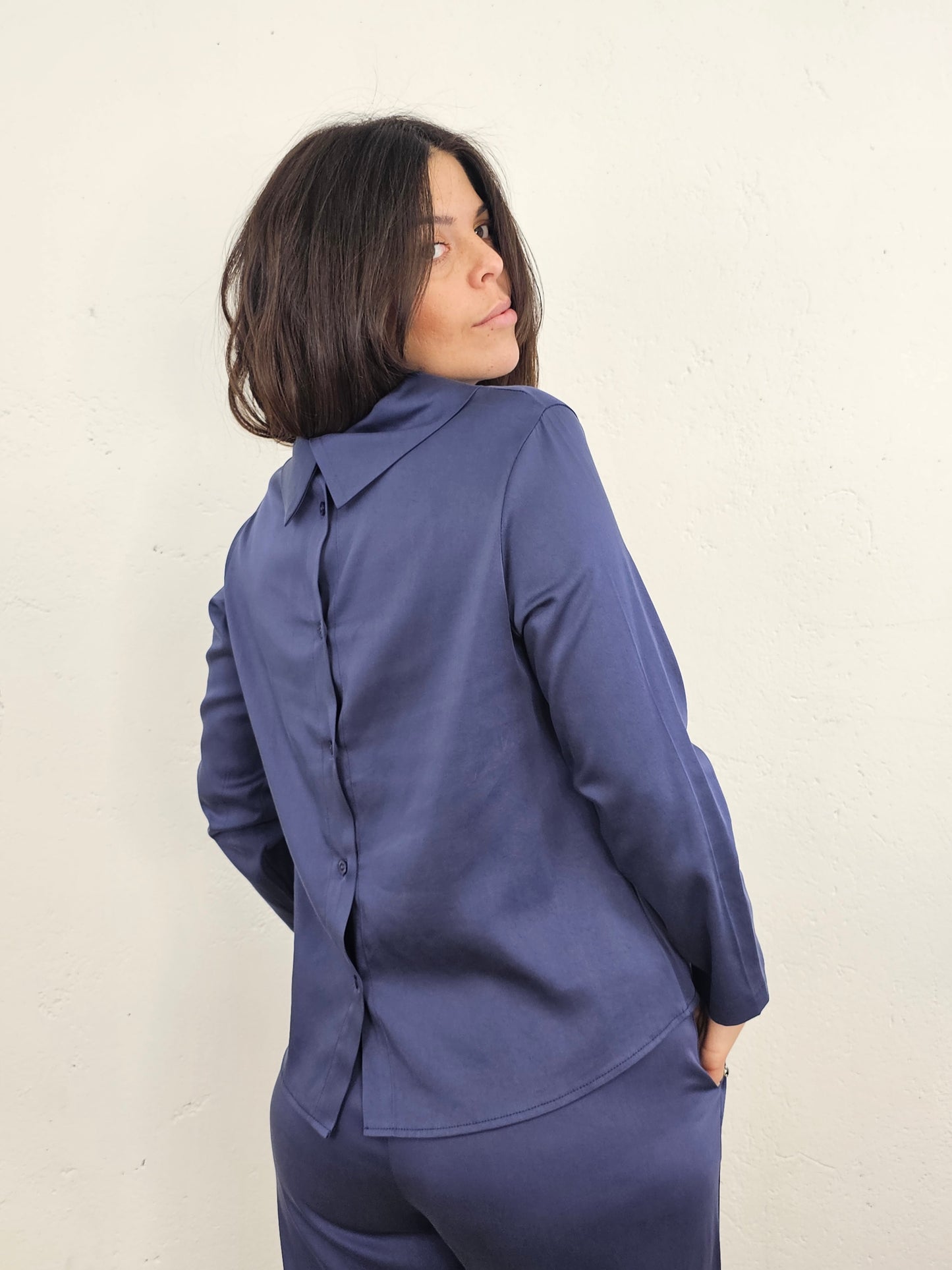 CAMICIA BLU RASO E LYOCELL CON BOTTONI SUL RETRO