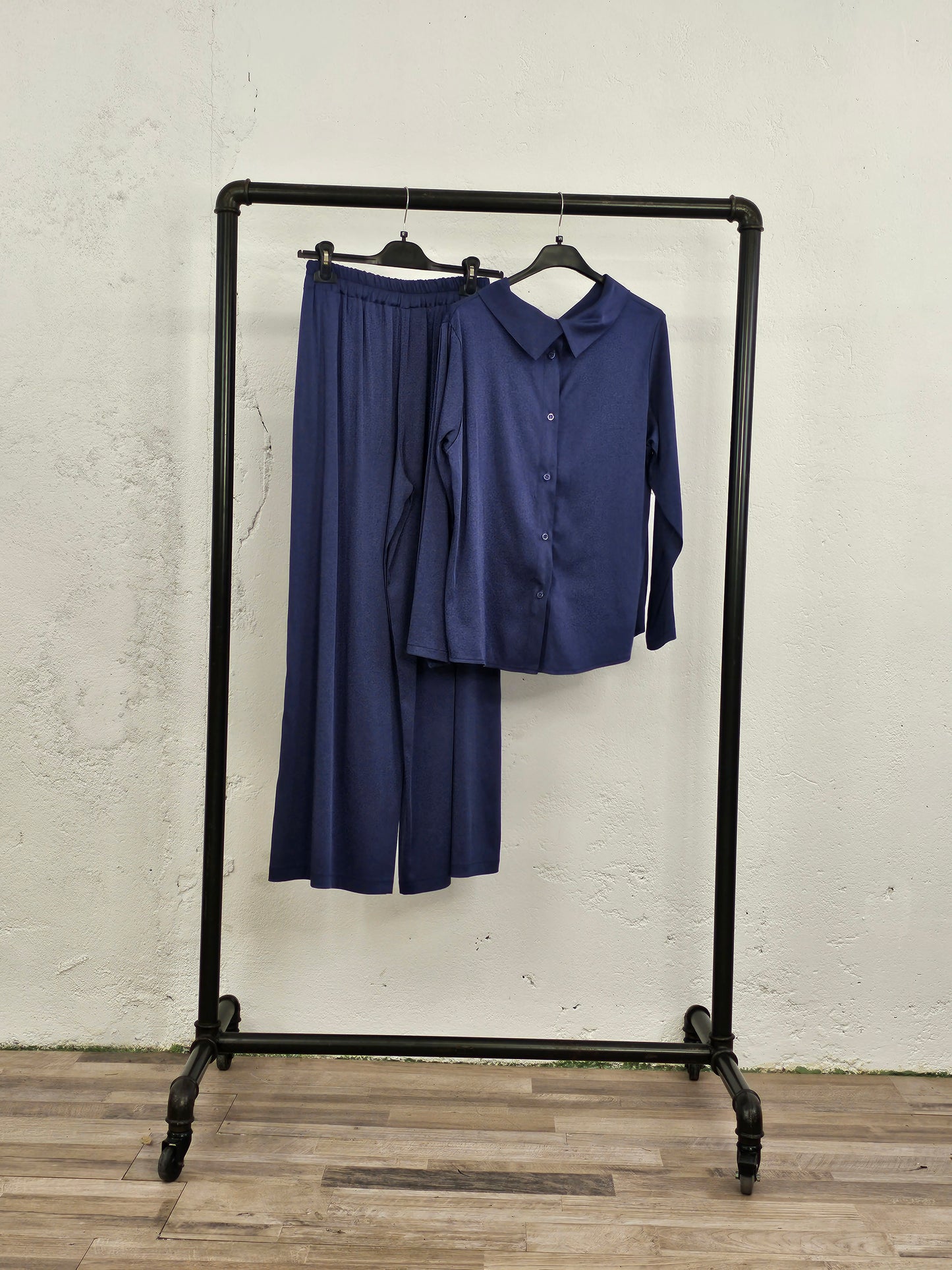 CAMICIA BLU RASO E LYOCELL CON BOTTONI SUL RETRO