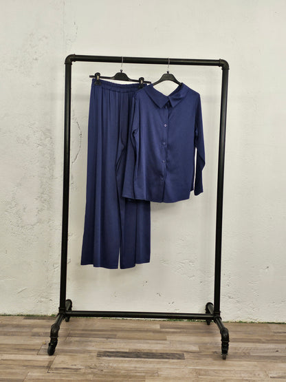 CAMICIA BLU RASO E LYOCELL CON BOTTONI SUL RETRO